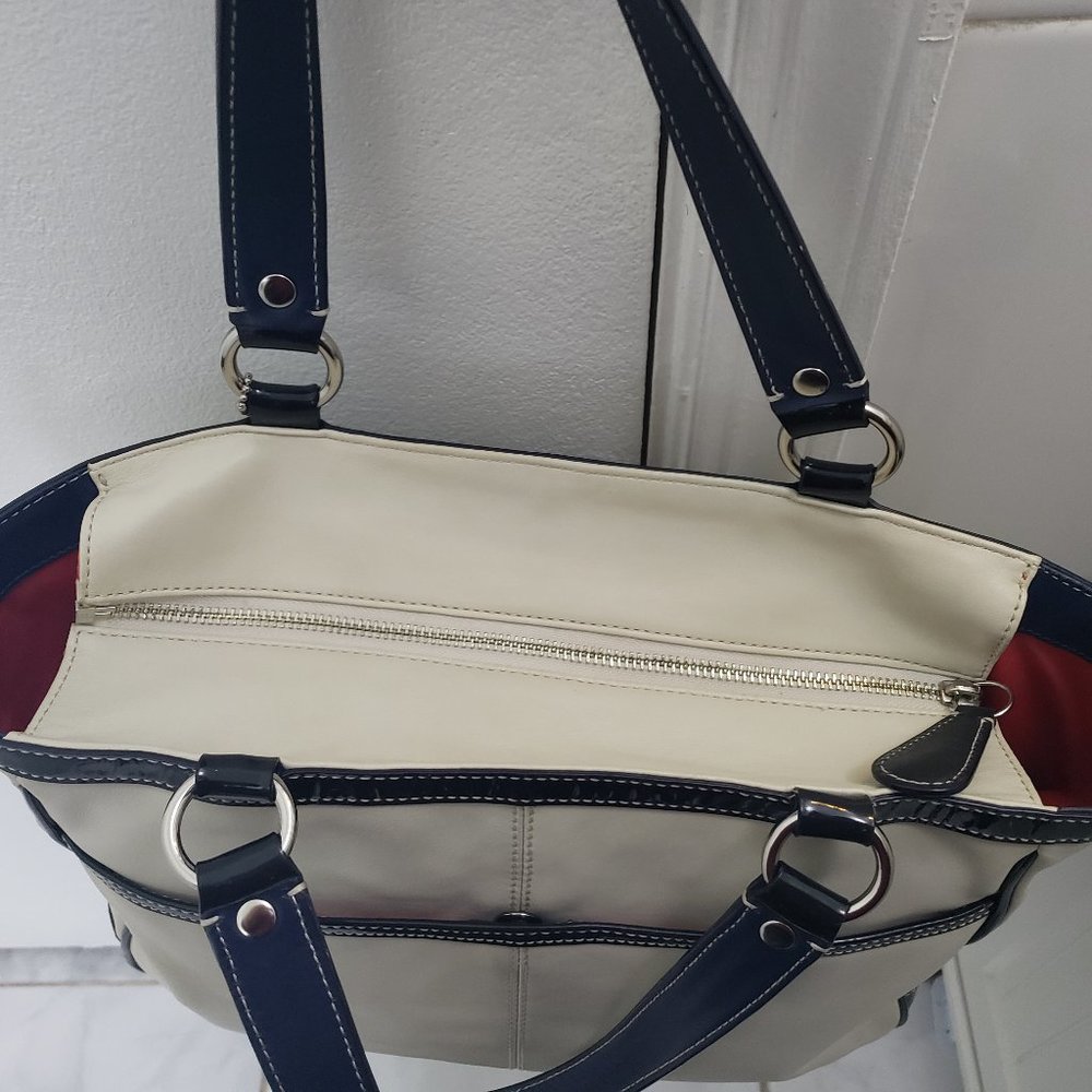 RARE**Coach bone with navy trim leather Laura handbag. - Picture 5 of 8